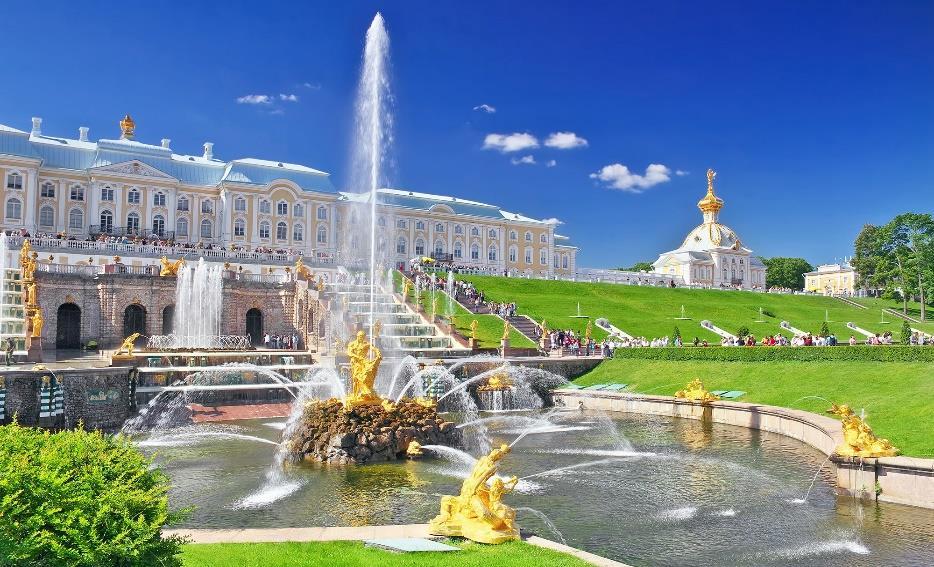 6. EL PALACIO GRANDE Y LOS JARDINES DE PETERHOF El complejo de la ciudad-museo Peterhof situado a 30 kilómetros al oeste de San Petersburgo está formado por un bello conjunto de palacios reales y