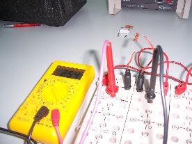 También puede medir la tensión de un circuito eléctrico, actuando así como voltímetro cuando