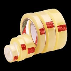 La cinta adhesiva contiene una emulsión adhesiva por una