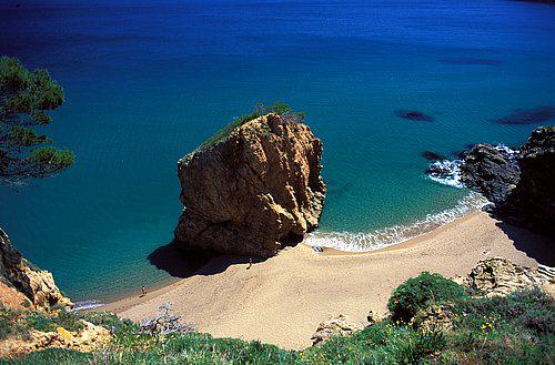 Playa del Racó. Costa Brava. España La costa norte catalana está cuajada de pequeñas calas y también de amplios arenales. La playa del Racó es buen ejemplo de ello.