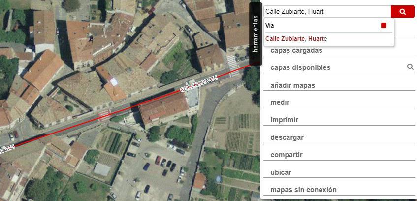 Hacer clic en el resultado de la búsqueda y el mapa se centrará sobre la vía deseada resaltando su eje en color rojo y con el nombre rotulado. Calle Zubiarte, Huarte.