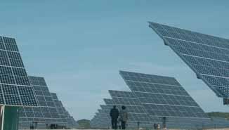 9Solar fotovoltaica La energía solar fotovoltaica con seguimiento se consigue con agrupaciones de generadores fotovoltaicos, con un mecanismo que permite seguir el movimiento del sol de este a oeste,