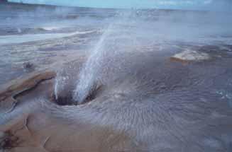 La geotérmica es la energía existente en el subsuelo, que está más caliente según se avanza en profundidad.