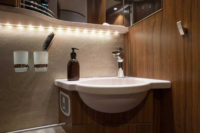 Confort como en casa Exclusivo diseño efecto porcelana El baño del Hymermobil StarLine incluye un