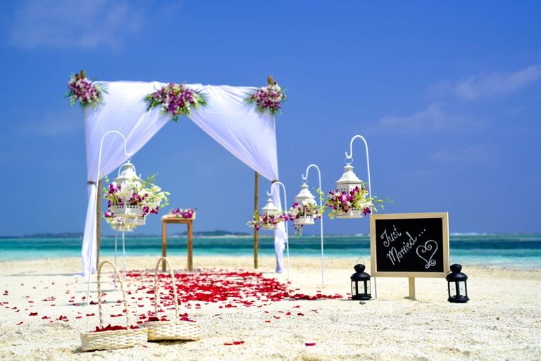 MI BODA EN LA PLAYA Si ya están comprometidos, y les ha venido a la cabeza la idea de casarse en la playa, entonces, no puedes perderte estos 10 consejos para que tu boda se convierta en el mejor día