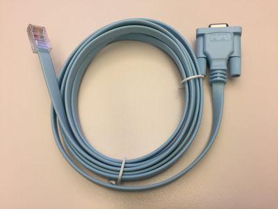 Obtenga un RJ45 a DB9 CCC plano después convierta el cable que un RJ11 al cable de la consola del teléfono DB9 usando el proceso delineó abajo. La imagen abajo muestra el cable requerido.