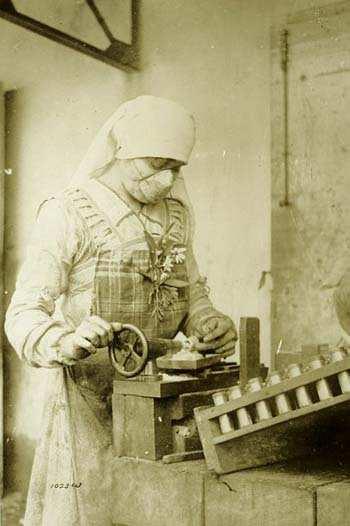 Motivaciones para una legislación protectora de la salud de la mujer trabajadora en 1912 Las mujeres que trabajaban de pie en comercios, almacenes, oficinas y otras