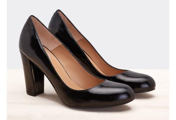 High heels: Zapato cerrado de tacón gureso (no de puente) sin plataforma en la