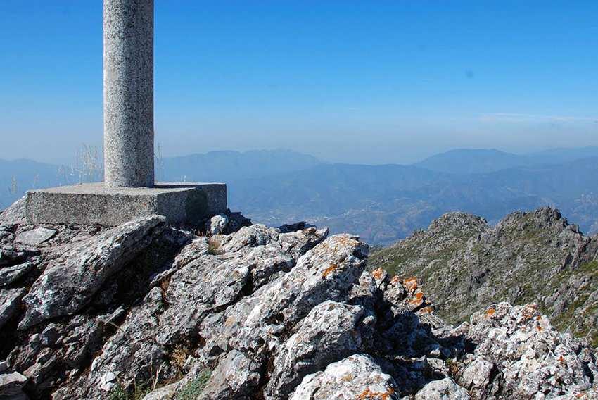 Senderos de los Parques Naturales de Andalucía o Guía Oficial del Parque Natural de la Sierra de las Nieves o Mapa-Guía del Parque Natural de la Sierra