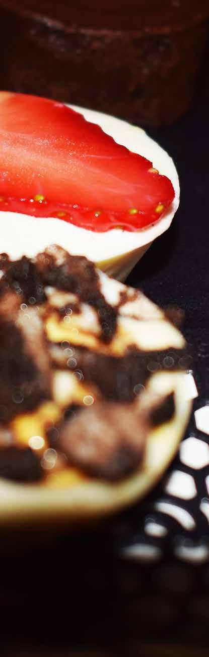 Candy Bar Tartaleta de lemon curd y merengue italiano Mini coulant de chocolate con caramelo y flor de sal Tartaleta de crema y piel de naranja salteada al cointreau Panna cotta con compota de