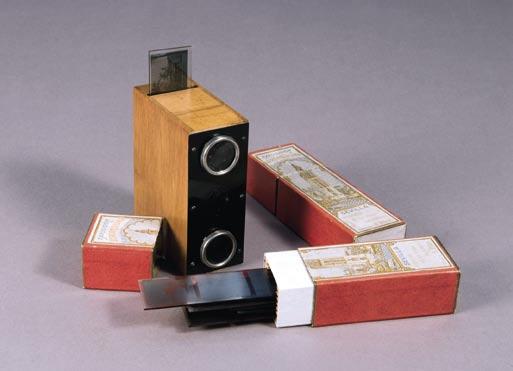 53. Conjunto de estereoscopio y cajas de vistas. a) Estereoscopio. Lentes de cristal, madera y metal. 40 x 100 x 75 mm. Sevilla. 1929.