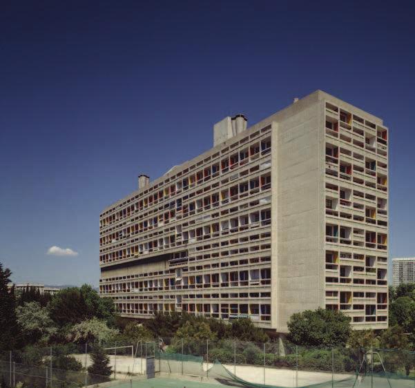 Unidad habitacional en Marsella, de Le Corbusier Estas unidades de habitación están realizadas a base de líneas rectas, ángulos rectos, estructura en plantas repartidas en pisos, capaces de albergar