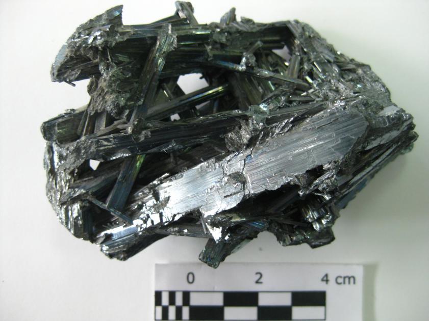 Metálico: típico de minerales opacos. Semimetálico. No metálico: aunque existen todo tipo de situaciones intermedias suele ser típico de los minerales transparentes.