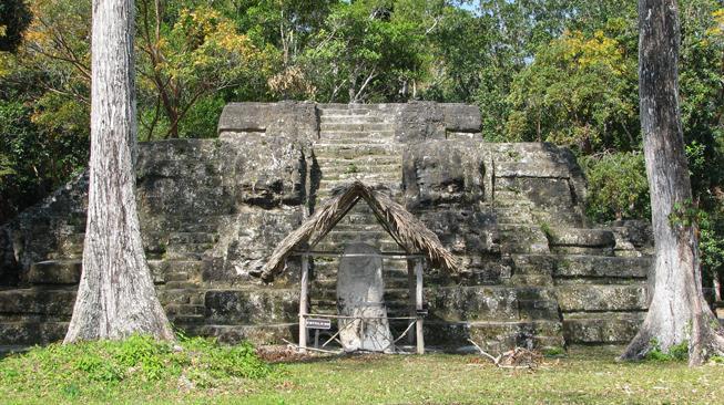 Hay también una dispersión de fragmentos de inscripciones de Tikal a localidades como El Encanto, El Temblor, Corozal, Uolantún y otros sitios, en ocasiones muy lejanos.