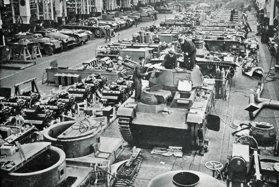 Desarrollo de la guerra En 1939 el 42% de la producción industrial alemana se destinaba a la producción militar.