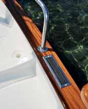 desperfectos en la regala de madera y facilitar el embarque/desembarque por el lateral de la embarcación es otro detalle del buen trabajo realizado en este modelo.