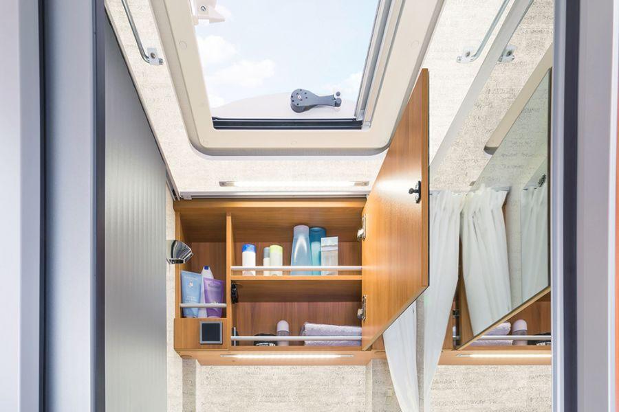 Luz de día en el baño compacto El baño compacto del Van dispone en serie de un elegante armario con espejo con mucho espacio para guardar toda clase de cosas para el baño.