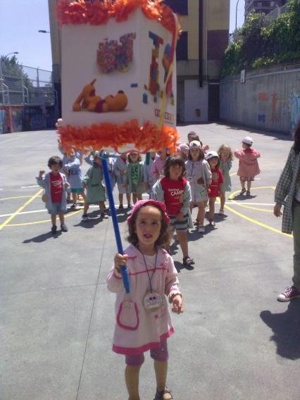 Juegos musicales (la sillita, la escoba) y piñata.
