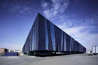 27 BARCELONA: EDIFICIO DEL FÓRUM DE LAS CULTURAS Ahora denominado Museu Blau, el edificio del Forum de las Cultura en Barcelona, es una construcción singular de la