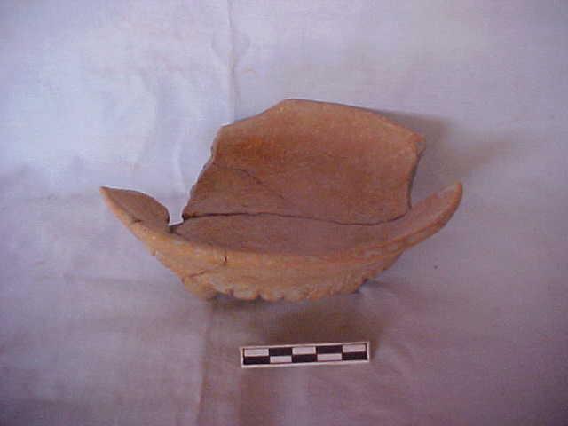 PSPA-840 Forma cerámica: plato trípode Condición: fragmentada, pegada, con faltantes Base: plana Soportes: tres Ancho de soportes: 2.0 cm Alto de soportes: 3.