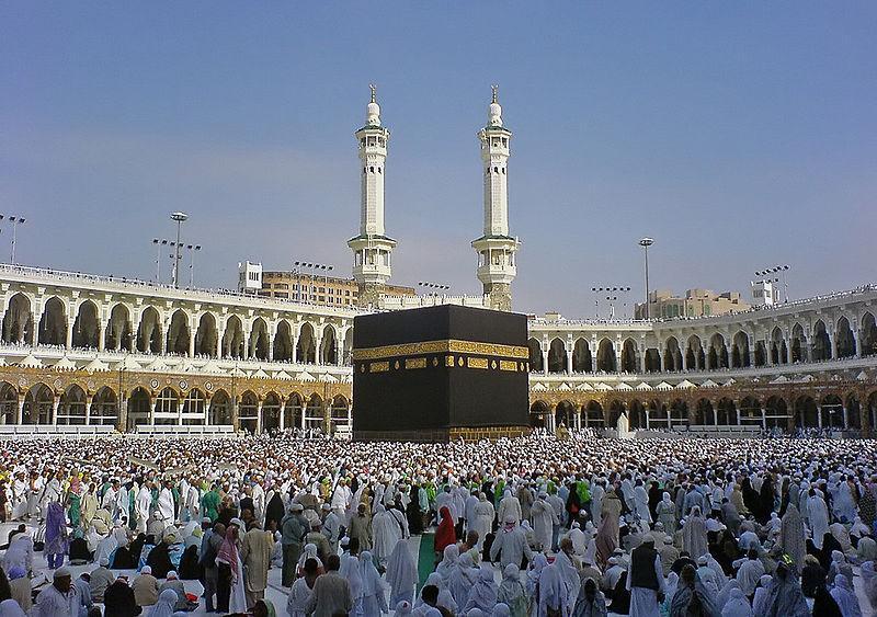 EL ISLAM LA PIEDRA NEGRA DE LA KAABA El santuario de la Kaaba está situado en el patio central de la Gran