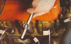 Una llave inclinada hacia un lado u otro puede quebrar el resistente aislamiento cerámico de la bujía y hacerla inservible. 1.Hay varios tipos de llaves de bujías.