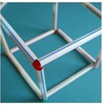 Slide 136 / 232 Compara el cubo con el prisma rectangular Cómo son: iguales o
