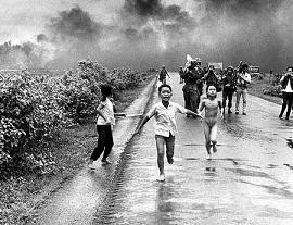 - 1945 a 1953 guerra de independencia Indochina colonia francesa : surge Vietnam divido en dos: Vietnam del Norte comunista y Vietnam del Sur - 1957 ataques guerrilleros norvietnamitas.