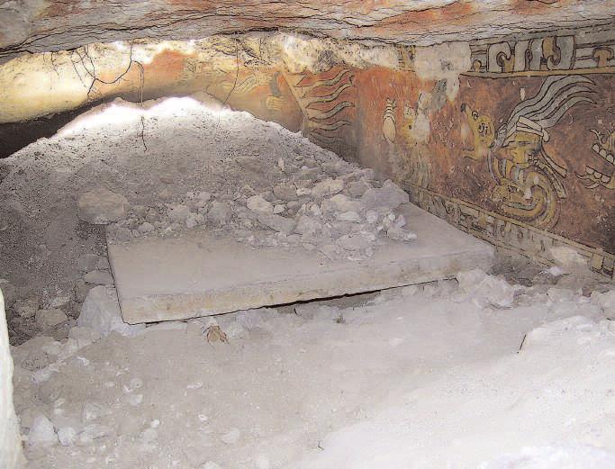 La información arqueológica disponible hasta el momento indica que el conjunto funerario se encontraba debajo de una construcción de grandes dimensiones, probablemente una plataforma vinculada a un