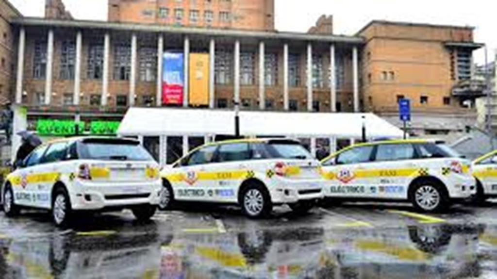 LOS PRIMEROS PASOS: INCORPORACIÓN DE 4 TAXIS ELÉCTRICOS En el 2015, la Intendencia realizó el primer llamado para taxis eléctricos MIEM y MEF aprobaron la exoneración