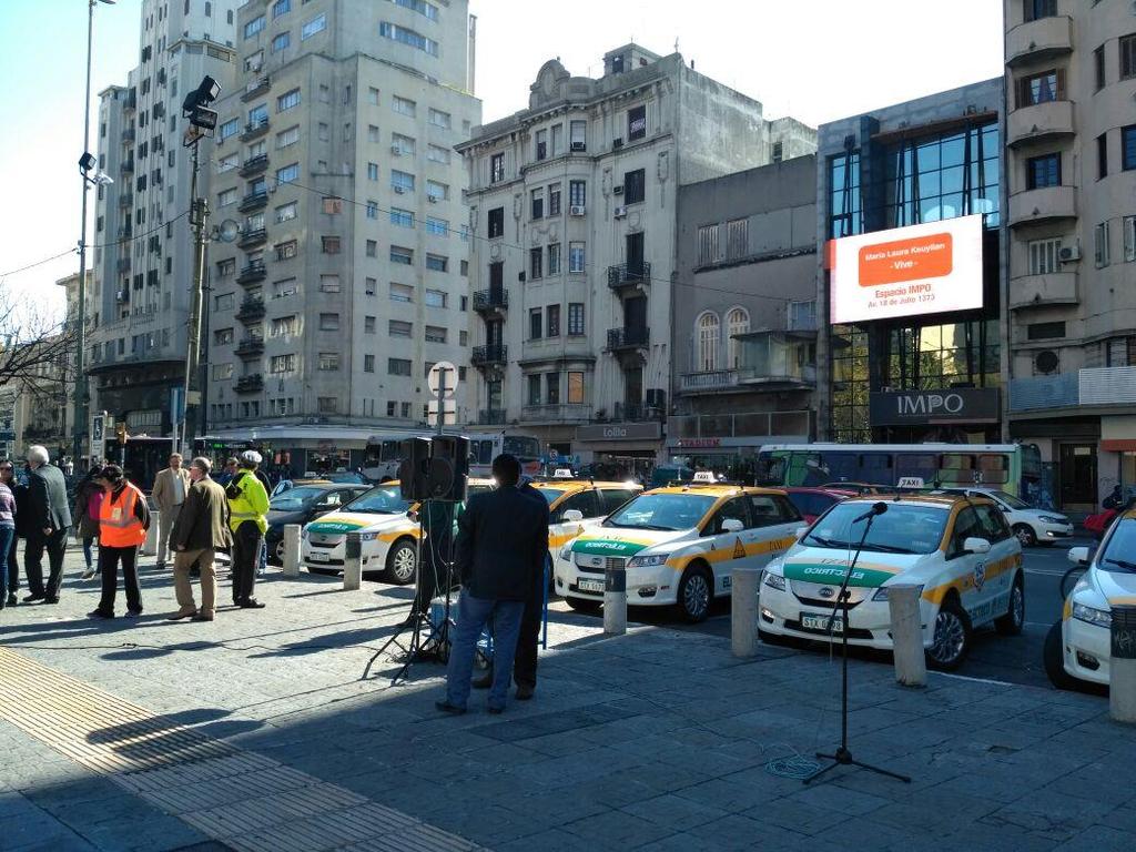 LOS PRIMEROS PASOS: INCORPORACIÓN DE 20 NUEVOS TAXIS ELÉCTRICOS En el 2016, la Intendencia realizó el segundo llamado para taxis eléctricos Se mantuvo exoneración