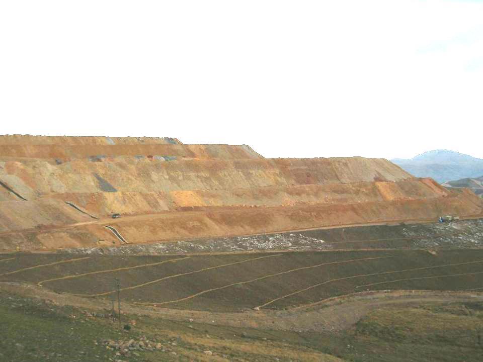 Cierre de Componentes Mineros 2006 REHABILITACION DE DEPOSITO DE DESMONTE LA QUINUA CANALES DE DRENAJE TEMPORAL DEBEN