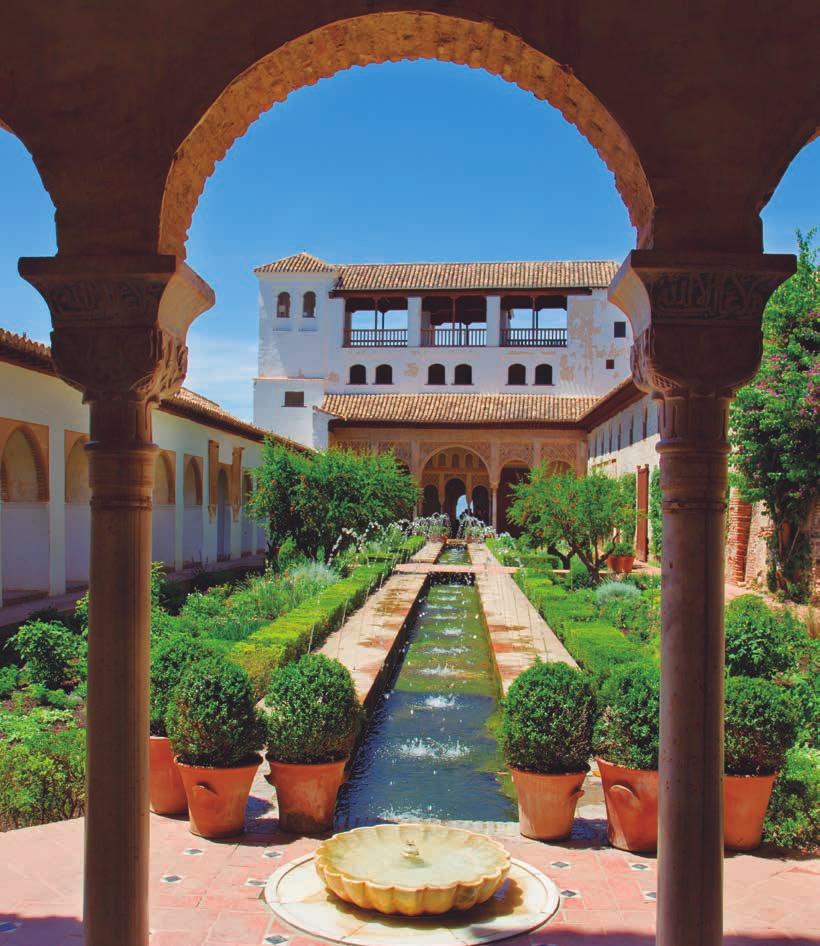 Visita del impresionante conjunto monumental de La Alhambra con sus bellos alacios Nazaríes y el Generalife. Cena y alojamiento.