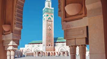 Desembarque y continuación en autocar para realizar una visita panorámica de Tanger. Continuación hacia Rabat. Visita a pie de la ciudad para conocer el Mausoleo de Mohamed V y la Torre Hassan.