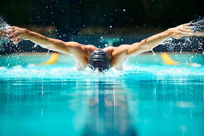 Durante cada ciclo completo, alguna parte de la cabeza del nadador debe romper la superficie del agua.