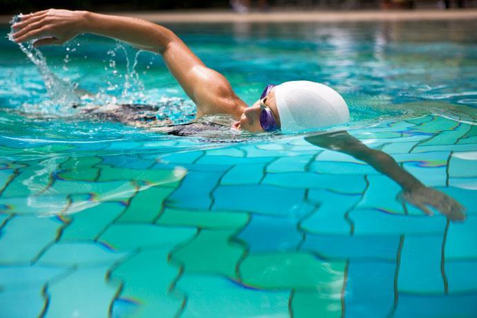 3 Técnicas de nado Algunos consejos para mejorar la técnica de nado en cada estilo Libre: Rotación del cuerpo: Es fundamental ya que hace que el cuerpo no se canse tanto.