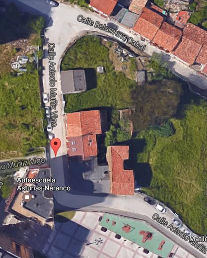 C/ACISCLO MUÑIZ VIGO: Muy utilizada por familias con niños que van a jugar a la Plaza de Juan Pablo II, carece de aceras y está llena de baches y piedras.