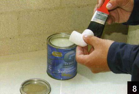 Utilice una brocha o estopa limpia para aplicar el cemento solvente GERFOR sobre la tubería y los accesorios.