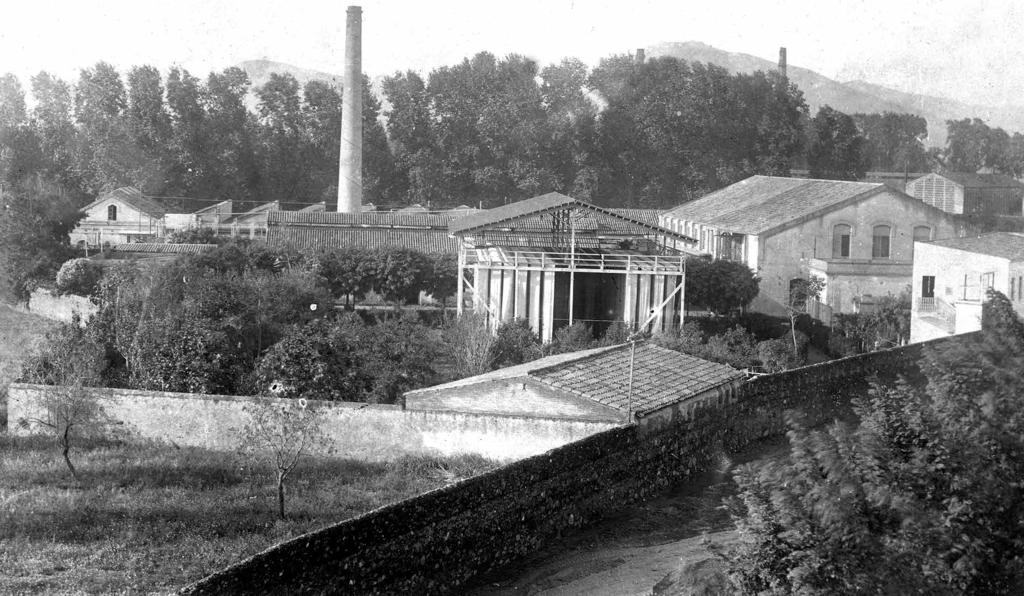 Cal Corrons Cal Solà i Sert, també coneguda popularment com Can Corrons, va ser una de les primeres grans indústries tèxtils de Sant Feliu.