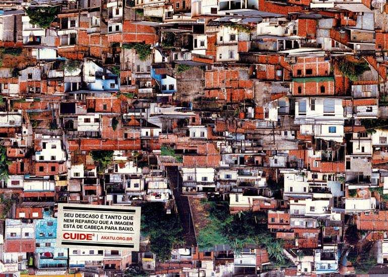 Favelas Actividades - Describe cada una de las fotografías y señala las diferencias observadas. - Situar las fotografías de título chabolas y favelas como de país desarrollado o subdesarrollado.