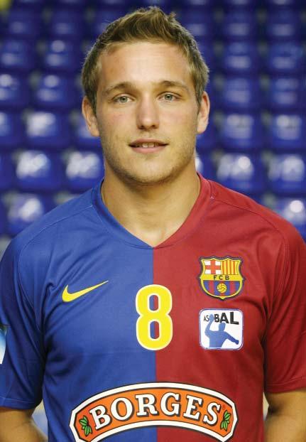contraatac i no desaprofita cap oportunitat per sobrepassar la línia de gol. El 1998 el català va començar a jugar a handbol al Cadet del FC Barcelona, amb el qual es va proclamar Campió d Espanya.