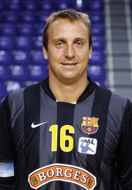 Va arribar al primer equip del FC Barcelona el 1988 i fins ara no s ha tret la samarreta blaugrana. Defensa els tres pals com ningú i és expert a llançar els contraatacs per als seus companys.