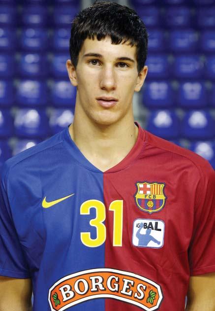 Saubich va començar a jugar a handbol quan tenia cinc anys al Sarrià de Ter, on hi va jugar fins que va fitxar pel FC Barcelona a la categoria de juvenil, el 2004.