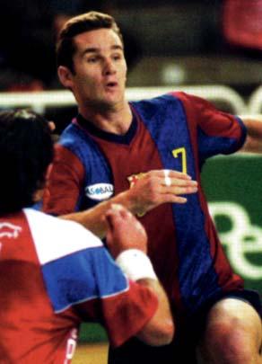 A més, va jugar en 205 ocasions amb la selecció espanyola, amb la qual va marcar 656 gols des del 1989.