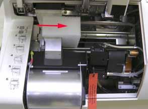 4. Puesta en servicio 4.2.1 Instalación de la impresora Al desembalar la impresora debe asegurarse que el equipo sea elevado e instalado por 2 personas (una en cada lado), como mínimo. 27 Fig.