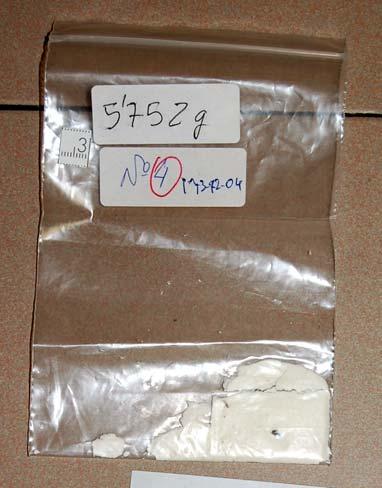 M-4-3 Sustancia blanquecina seca dentro de una bolsa etiquetada 5,752 g / Nº 4 / 173-Q2-04, con un peso bruto de 5,8 g, contenida en una bolsa sin etiquetar, junto a la