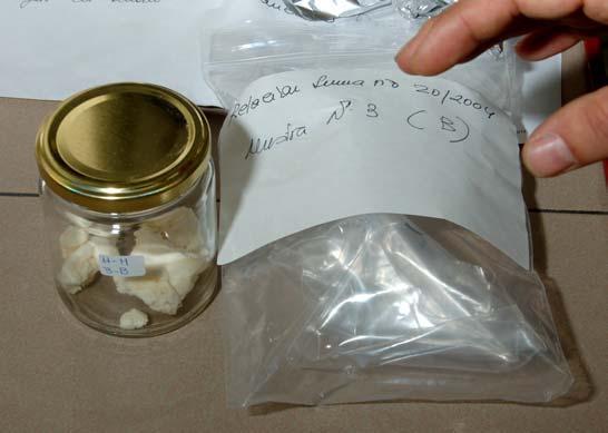 M-5-3-B Sustancia blanquecina pastosa dentro de un frasco etiquetado 11-M 3-B, con un peso bruto de 203,9 g, envuelto en papel de