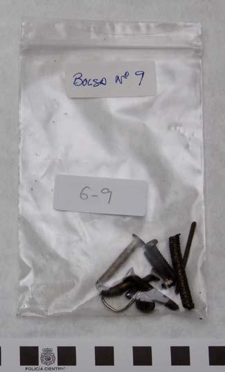 M-6-9 Tornillos y clavos doblados contenidos en una bolsa etiquetada BOLSA Nº 9, situada, junto a otras doce bolsas, en una caja-legajo grande de la Dirección General de la Policía con la siguiente