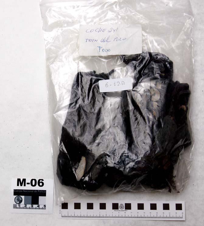 M-6-12-A Trozos de bolsa de tejido azul con cremallera contenidos en una bolsa etiquetada COCHE 241 / Tren de El Pozo / FOCO, situada, junto a otras seis, en una bolsa etiquetada BOLSA Nº 12, y todo