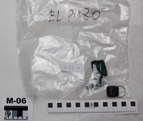 M-6-12-F Hebilla y fragmentos de plástico contenidos en una bolsa con la inscripción EL POZO, incluida, junto a otras seis, en una bolsa etiquetada BOLSA Nº 12, y todo ello en una caja-legajo grande